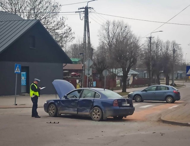 Zderzenie dwóch pojazdów. Jedno z aut potrąciło kobietę z dwójką dzieci.