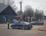 Groźny wypadek w Sokółce. Zderzenie dwóch pojazdów. Jedno z aut potrąciło kobietę z trójką dzieci na przejściu dla pieszych