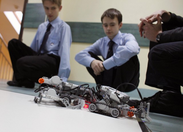 Tematyka? Robotyka! Dzieci w wieku od 5 do 7 i od 8 do 13 lat mogą spędzić ferie budując roboty. Pracownia Twój Robot zaprasza do udziału w trzydniowych warsztatach o zróżnicowanym poziomie zaawansowania. Starsza grupa spędzi czas na budowaniu robotów zestawów Lego Mindstorms NXT, a potem ożywią go za pomocą specjalnego programu komputerowego. Młodsi uczestnicy warsztatu pracuje na gotowych zestawach.
Zapisy pod numerem telefonu 513 045 846&#65279;&#65279; lub na poznan@twojrobot.pl Zajęcia od 8.00 do 17.00. Koszt udziału w zajęciach od 299 do 678zł.