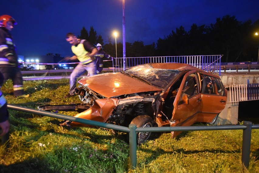 Wypadek w Katowicach. Samochód spadł z wiaduktu na Al. Roździeńskiego [ZDJĘCIA]