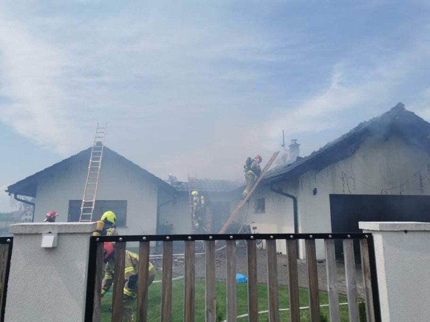 Pożar domu pod Goleniowem. Zostali bez dachu nad głową