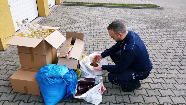 Nielegalne papierosy, tytoń i alkohol u mieszkanki gminy Tomaszów. Policja zabezpieczyła towar warty 40 tys. zł