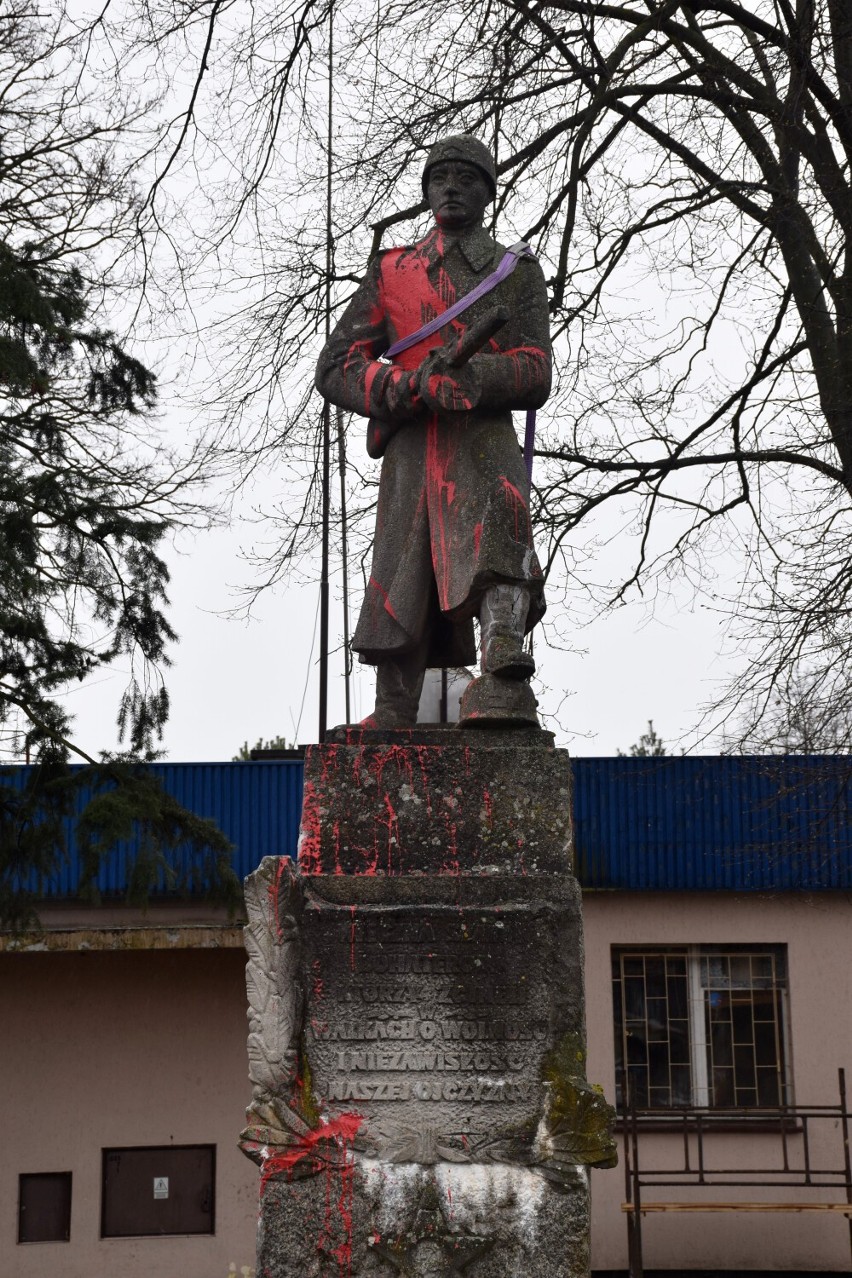 20 kwietnia: Demontaż pomnika Armii Czerwonej w Siedlcu.