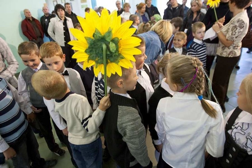 Wałbrzych: Pierwszy dzwonek w Publicznej Szkole Podstwawowej nr 26 w Zespole Szkół Integracyjnych w Wałbrzychu  (Zdjęcia)