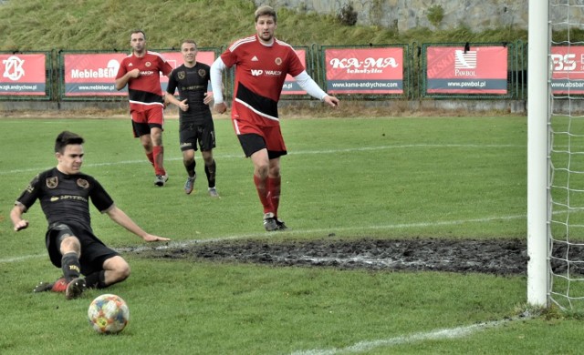 IV liga małopolska, zachód: Beskid Andrychów - Orzeł Ryczów 1:4. Na zdjęciu Artur Różycki marnuje dobra okazję bramkową.