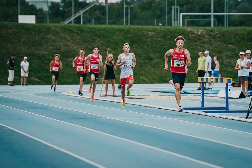 Miłosz Wesołowski zajął II miejsce w biegu na 1500 m. Mecz...