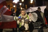 Legnica: Stop segregacji sanitarnej. Ulicami miasta przeszedł nieudany przez wichurę marsz, zobaczcie zdjęcia