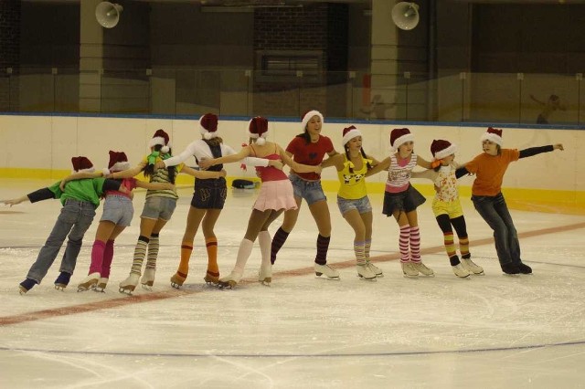 W nowym sezonie działa również szkółka łyżwiarska dla dzieci w wieku 4, 5 i 6 lat.