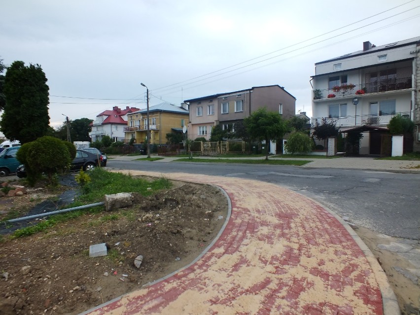 Kraśnik: W dzielnicy fabrycznej powstają nowe chodniki