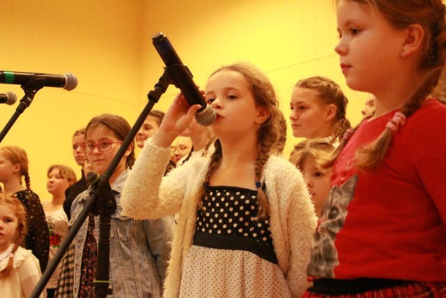 Mała Tęcza i Złoty Kłos wspólnie pośpiewały w sali w Olbrachtowie