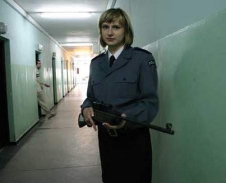 Rzecznik KMP w Tychach Magdalena Bieniak trzyma w rękach wiatrówkę, z której strzelano do 14-latki.