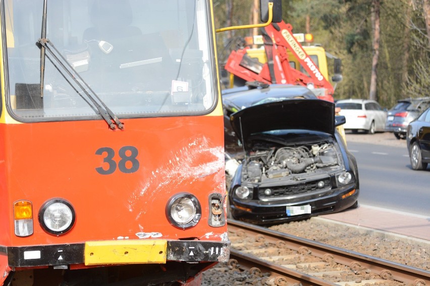 Mustang zderzył się z tramwajem w Grudziądzu. Jedna osoba w szpitalu, uszkodzone torowisko [wideo, zdjęcia]