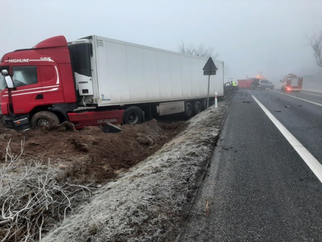 3 marca około godz. 3.00 w miejscowości Ogrodzona, na 297 km DK nr 1 doszło do czołowego zderzenia dwóch pojazdów. W wypadku zginął kierowca auta osobowego.