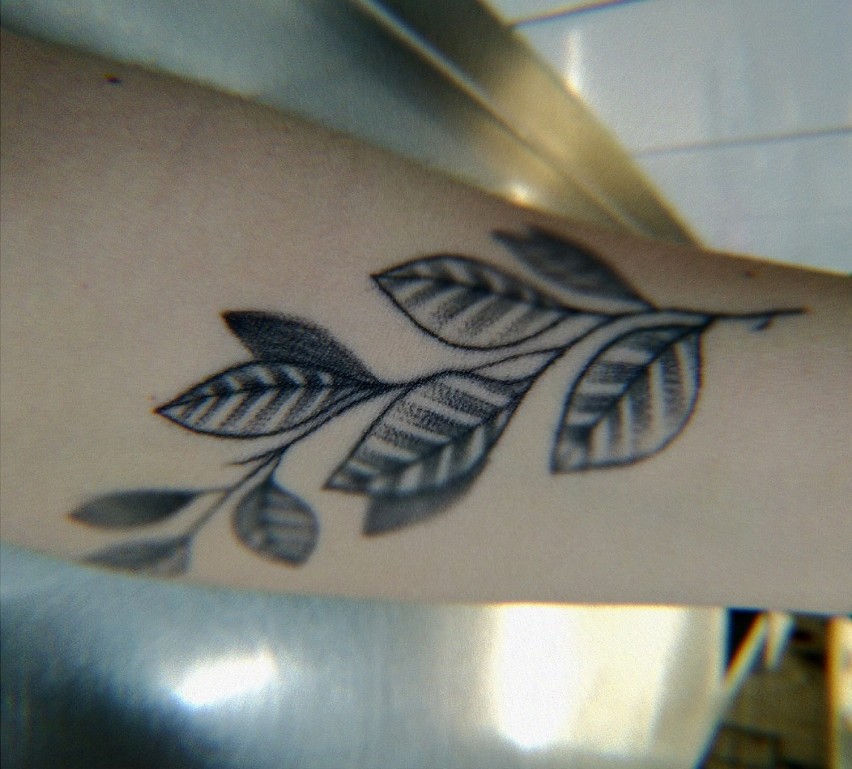 Tatuaż z motywem liści.