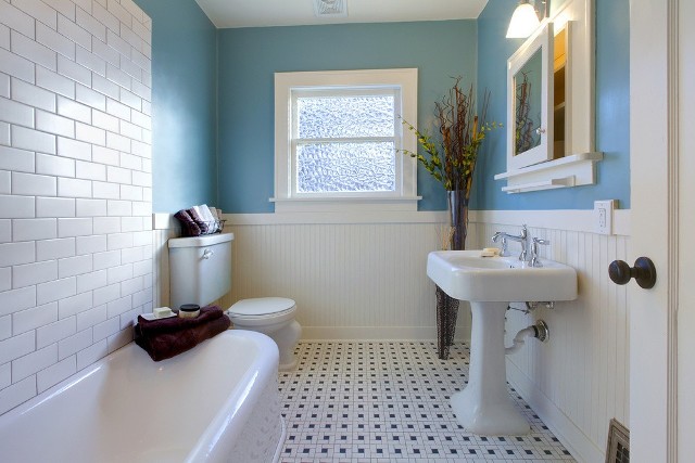 Jeśli chcemy mieć w domu ponadczasową łazienkę, warto sięgnąć po meble w barwach natury