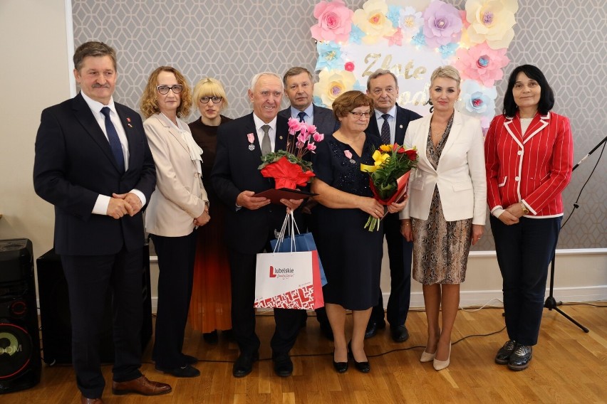 Leśniowice. Wręczono medale za długoletnie pożycie małżeńskie