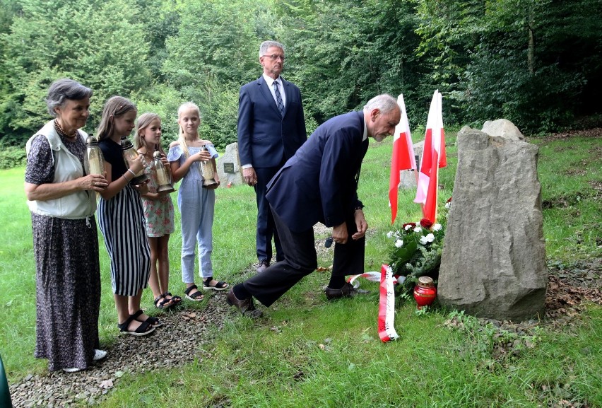 Przewodniczący Sejmiku Małopolskiego złożył kwiaty pod Głazem Smoleńskim w Falkowej