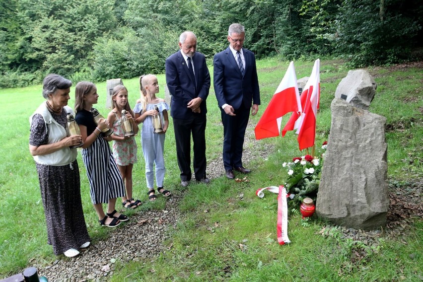 Przewodniczący Sejmiku Małopolskiego złożył kwiaty pod Głazem Smoleńskim w Falkowej