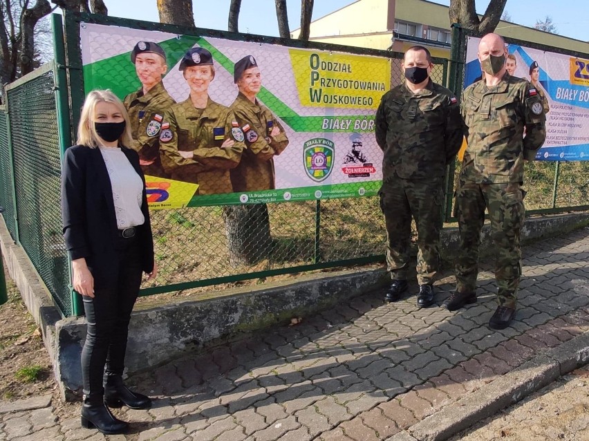 Wizytacja szkoły w Białym Borze w wojskowej oprawie. MON sprawdza warunki stworzone dla uczniów