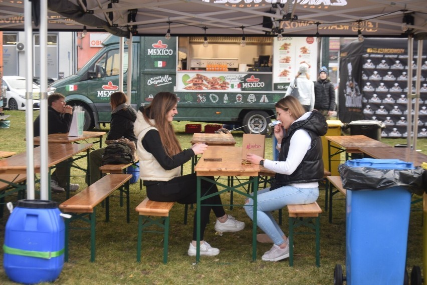 Pierwszy dzień zlotu food trucków w Radomiu. Więcej na...