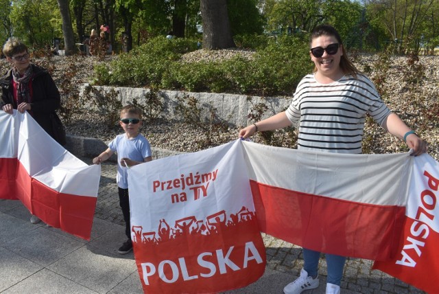 W poniedziałek (2 maja), czyli podczas Dnia Flagi Rzeczypospolitej Polskiej w Krośnie Odrzańskim zorganizowano bicie lokalnego rekordu długości flagi narodowej. Tym razem mieszkańcy zebrali się na promenadzie. Zobaczcie jak wyglądało bicie rekordu. >>>