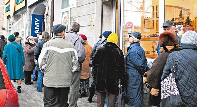 W aptece przy al. Kościuszki w kolejce stało w środę w południe ok. 70 osób.