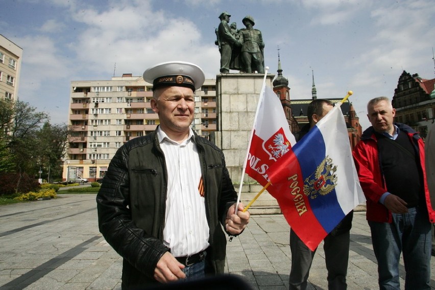 Rosjanie złożyli kwiaty pod legnickim pomnikiem