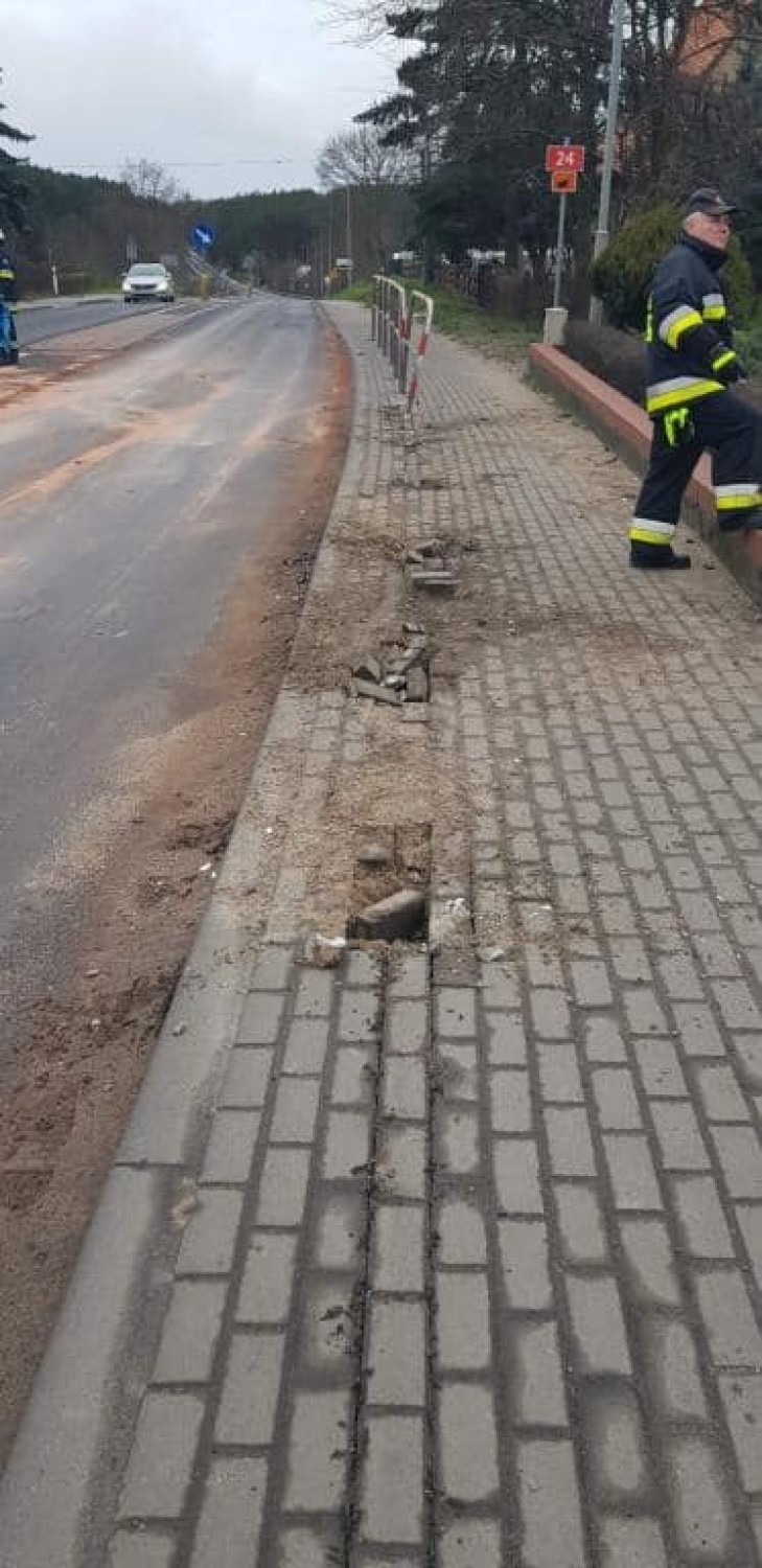 Auto osobowe pędziło przez Kamionnę i rozbiło się na...