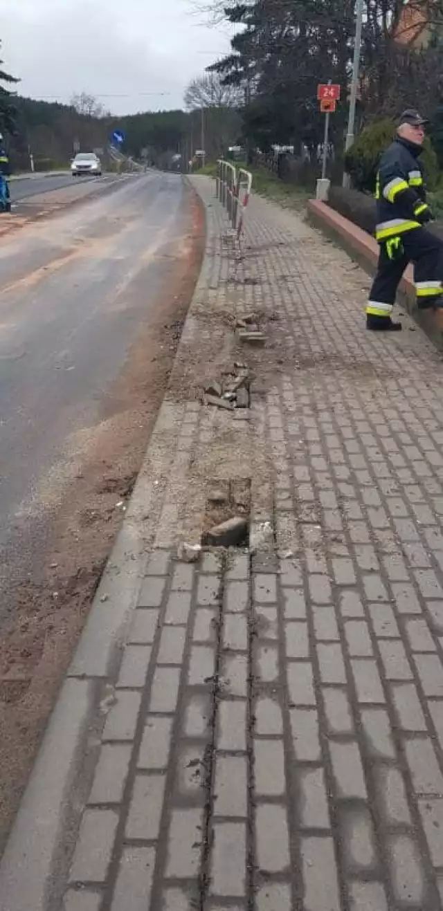 Auto osobowe pędziło przez Kamionnę i rozbiło się na barierkach ochronnych (23.02.2020).