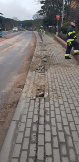 Auto osobowe pędziło przez Kamionnę i rozbiło się na barierkach ochronnych