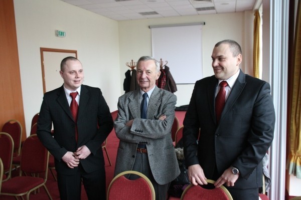 Pan Jerzy Wybieralski (w środku) i mężczyźni, którzy...