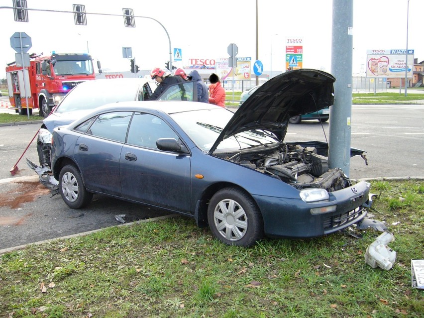 Kolizja w Żorach: Stłuczka dwóch aut w rejonie Tesco [ZDJĘCIA]