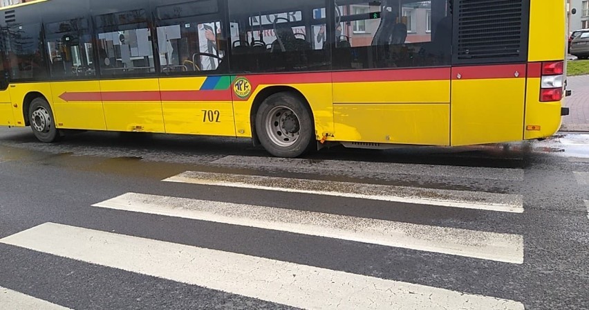 Nietypowe zderzenie trzech pojazdów z udziałem autobusu MPK we Włocławku [zdjęcia]