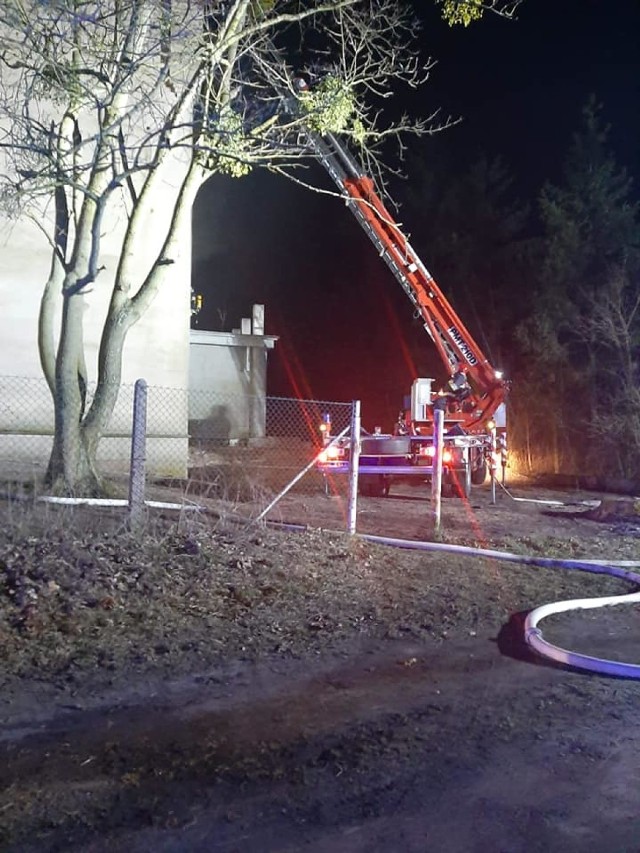 Na miejscu działali strażacy z kilku zastępów straży pożarnej