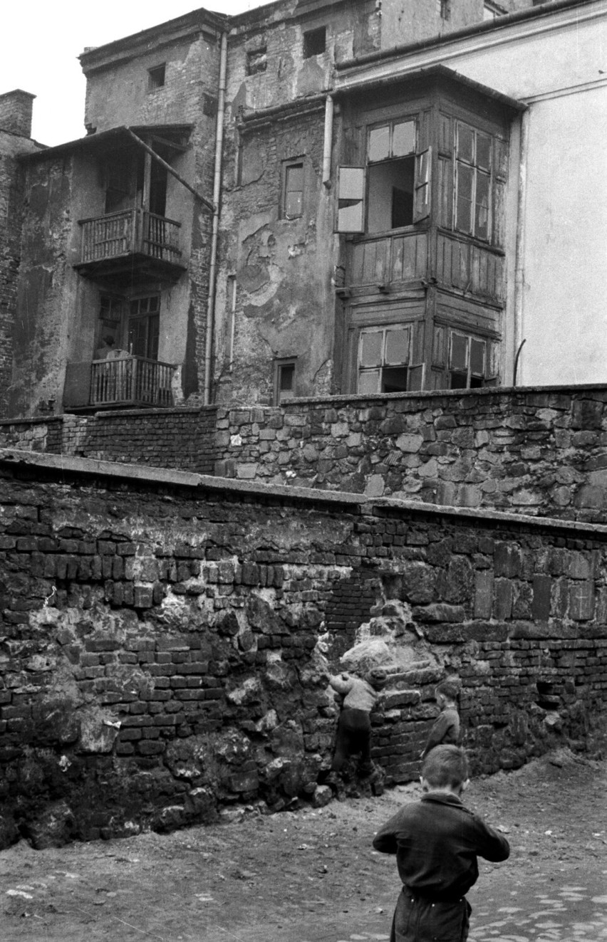 Za kotarą propagandy, za żelazną kurtyną. Kraków w 1959 roku na kliszach Geralda Howsona. Te zdjęcia czekały na publikację pół wieku