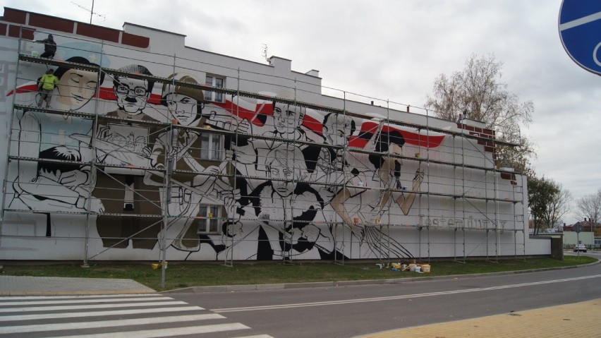Na ścianie budynku obok Muzeum Historycznego w Skierniewicach powstaje mural