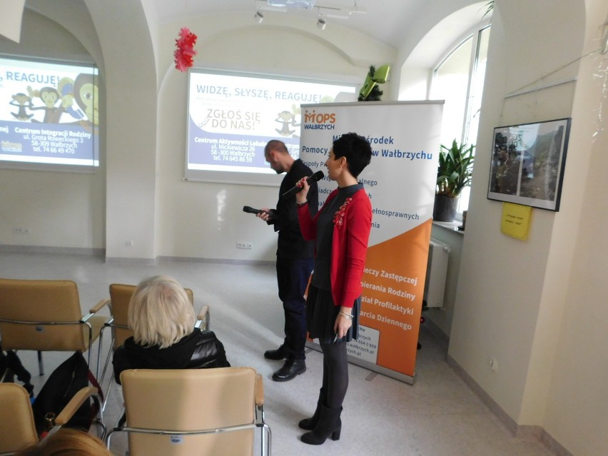 Wałbrzych: W Miejskim Ośrodku Pomocy Społecznej omawiano kampanię „Widzę, Słyszę, Reaguję”.