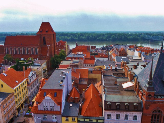 Widok z wieży Ratusza Staromiejskiego na Wisłę w Toruniu