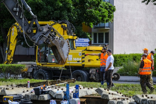 Budowa tzw. przewiązki na ulicy Warneńczyka rozpoczęła się w poniedziałek 18 lipca. Potrwa do czwartku 21 lipca. Od piątku 22 lipca znów będą tu kursować tramwaje