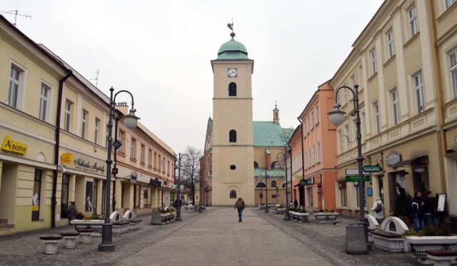 -&nbsp;godz. 9.30 - uroczysta msza z okazji 225. rocznicy uchwalenia Konstytucji 3 Maja w Kościele p.w. Św. Wojciecha i Stanisława,
-&nbsp;godz. 11.00 - uroczystości pod pomnikiem Tadeusza Kościuszki na Rynku,
-&nbsp;godz. 11.50 - Parada Orkiestr.

