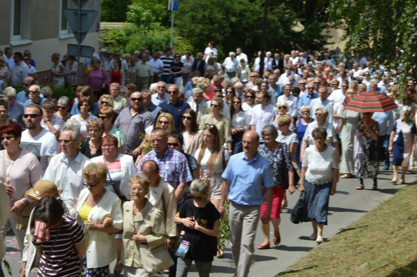 Boże Ciało 2022 w Ostrowcu. Ogromna procesja przeszła w parafii świętego Michała Archanioła. Zobaczcie zdjęcia