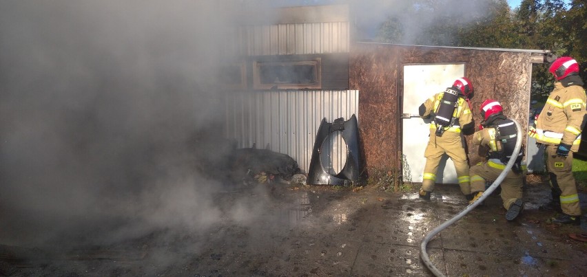 Pożar warsztatu samochodowego w Piaskowcu.Jedna osoba poparzona