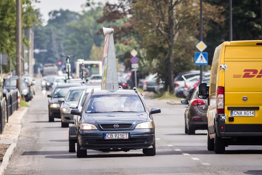 1. Zajeżdżanie drogi - agresywna jazda, która cechuje się...