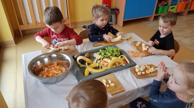 Dzieci z Przedszkola nr 1 w Tucholi nie tylko zdrowo się odżywiają, ale też poznają zasady zdrowego odżywiania