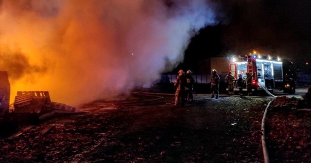 Pożar byłej przychodni MSWiA w Wałbrzychu gaszono przez całą nic. Koniec działań odnotowano w niedzielę 5 grudnia o 5 rano!