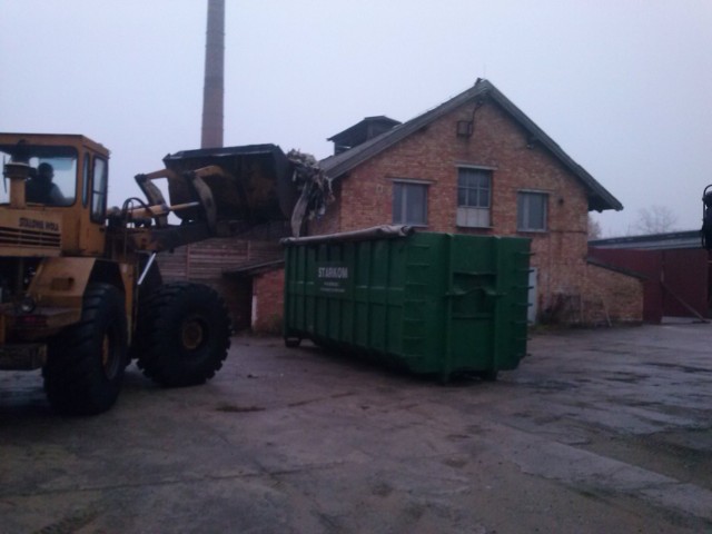 Odpady w byłej cegielni w Sucuminie są wywożone