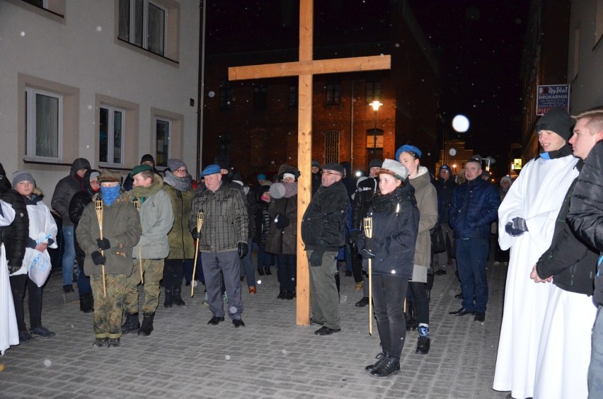 Droga Krzyżowa w Pucku. Wierni z krzyżem przeszli ulicami miasta