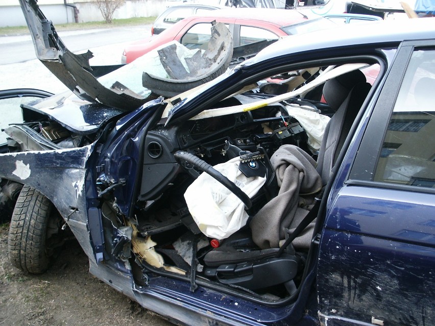 Groźny wypadek w Wieprzu. Bmw uderzyło w dom, jest 6 rannych. Policja bada okoliczności zdarzenia