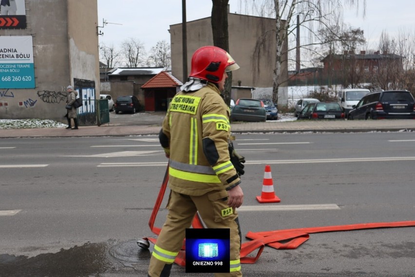 Pożar auta przy ulicy Kościuszki w Gnieźnie. Na miejsce przyjechała straż