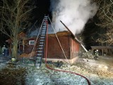 Pożar drewnianego domu w Szarbsku. Ranna jedna osoba ZDJĘCIA, FILM